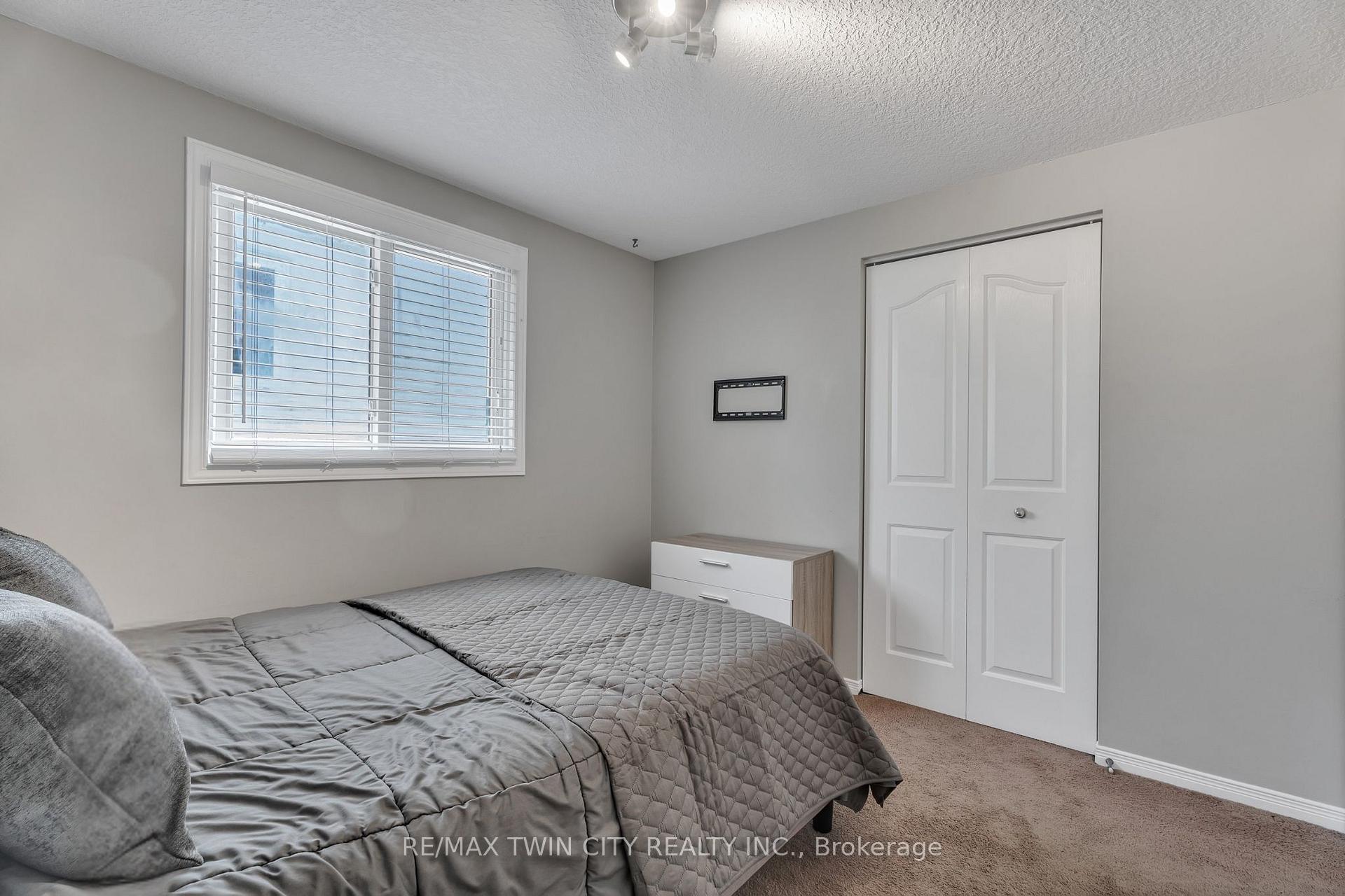 Photo 23 of 4 Orchid Crescent, Kitchener — HOMEH