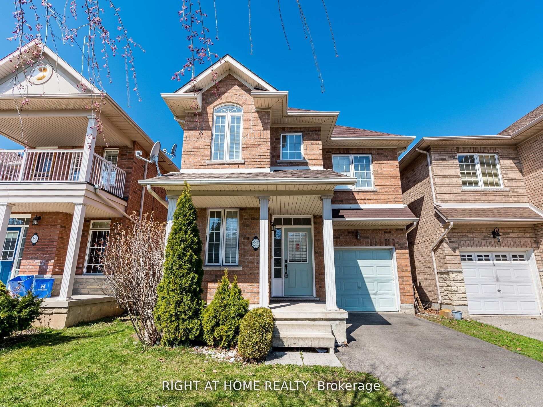 Photo 2 of 23 Glendarling Crescent, Hamilton, Stoney Creek — HOMEH