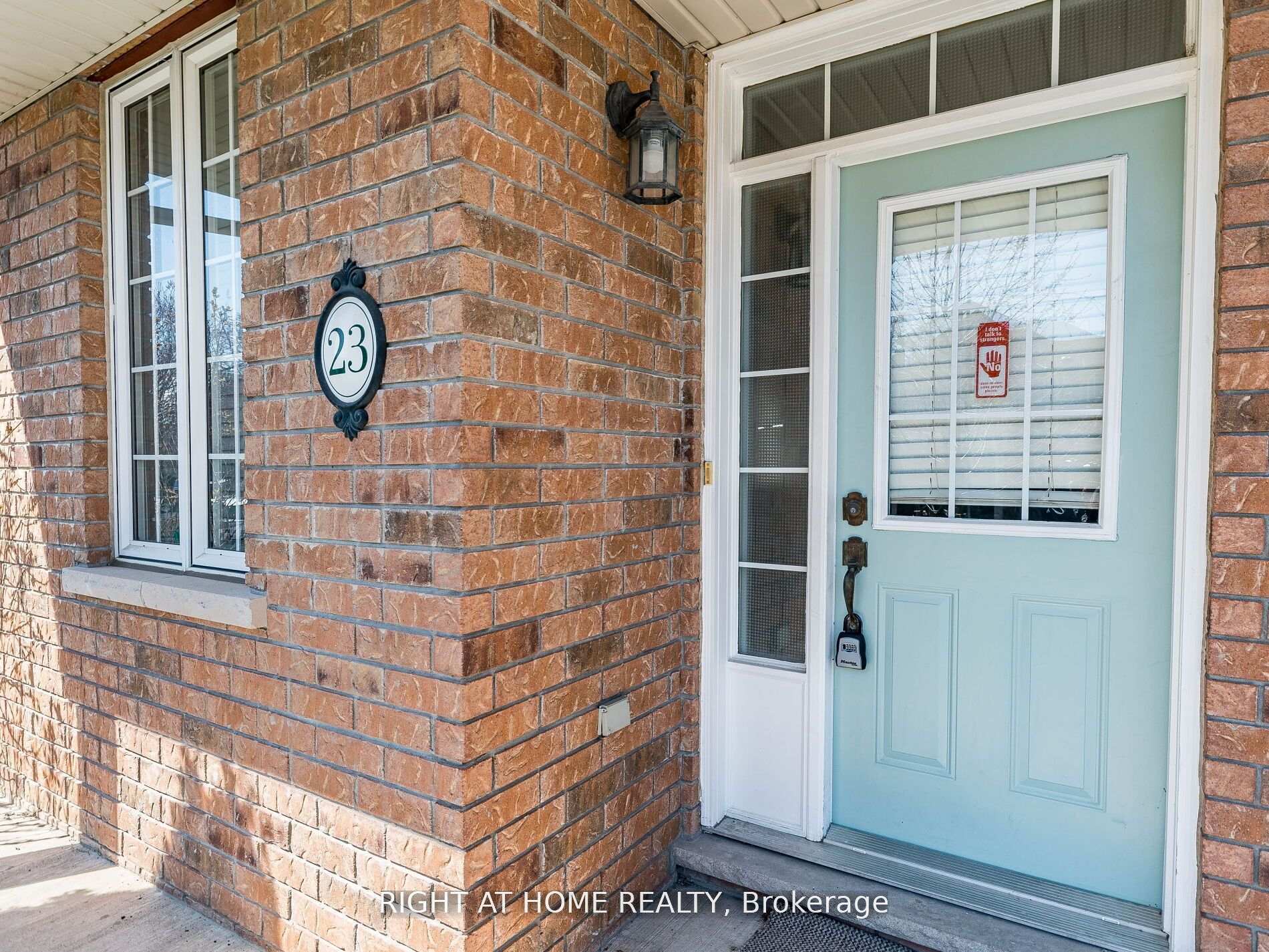 Photo 3 of 23 Glendarling Crescent, Hamilton, Stoney Creek — HOMEH