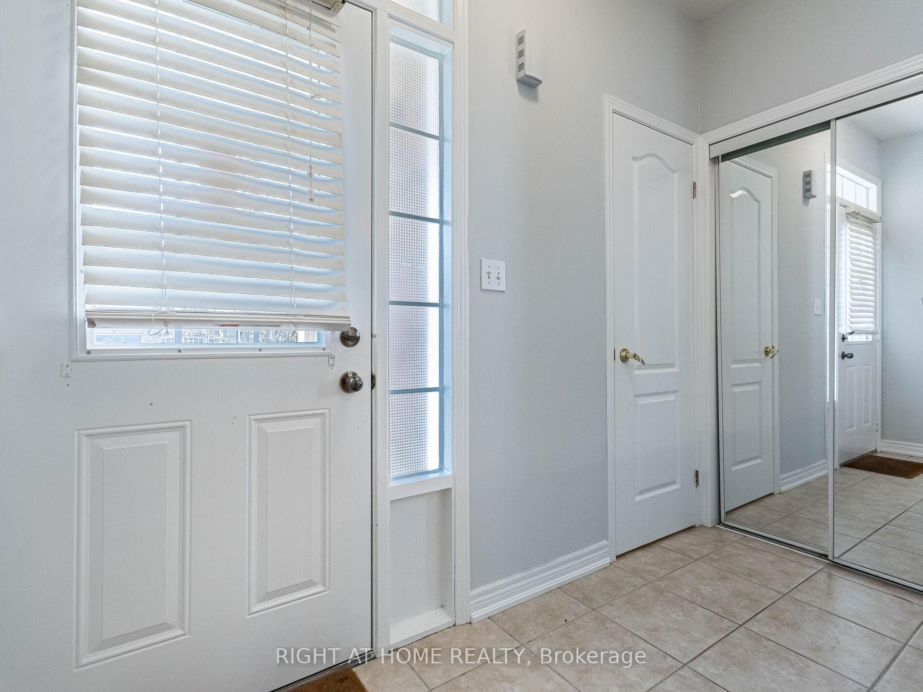 Photo 4 of 23 Glendarling Crescent, Hamilton, Stoney Creek — HOMEH