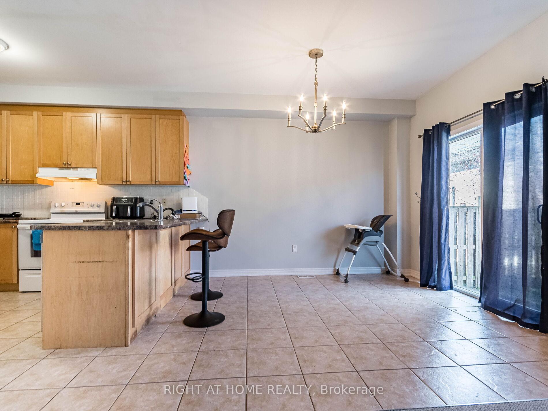 Photo 16 of 23 Glendarling Crescent, Hamilton, Stoney Creek — HOMEH