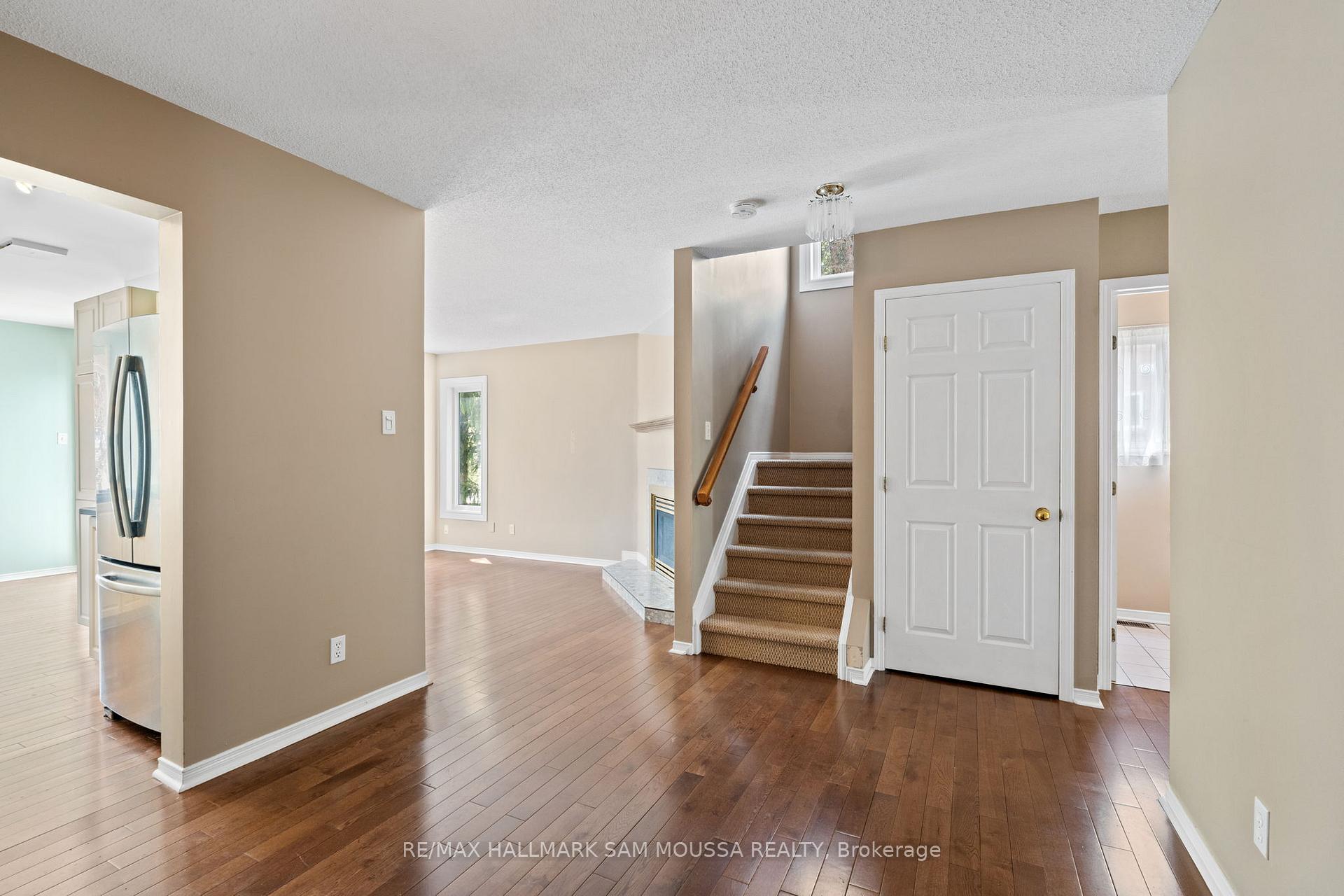 Photo 8 of 11 Highmont Court, Ottawa, Kanata - Kanata Lakes/Heritage Hills — HOMEH