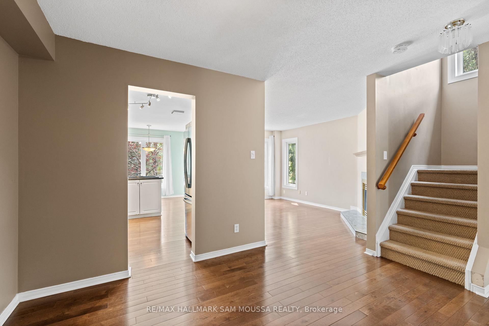 Photo 9 of 11 Highmont Court, Ottawa, Kanata - Kanata Lakes/Heritage Hills — HOMEH
