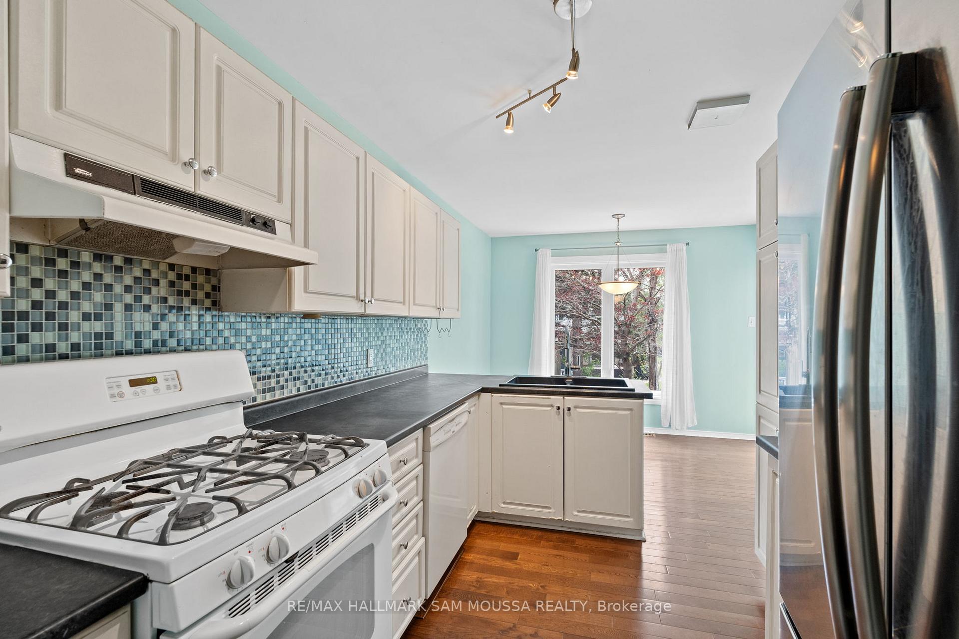Photo 10 of 11 Highmont Court, Ottawa, Kanata - Kanata Lakes/Heritage Hills — HOMEH