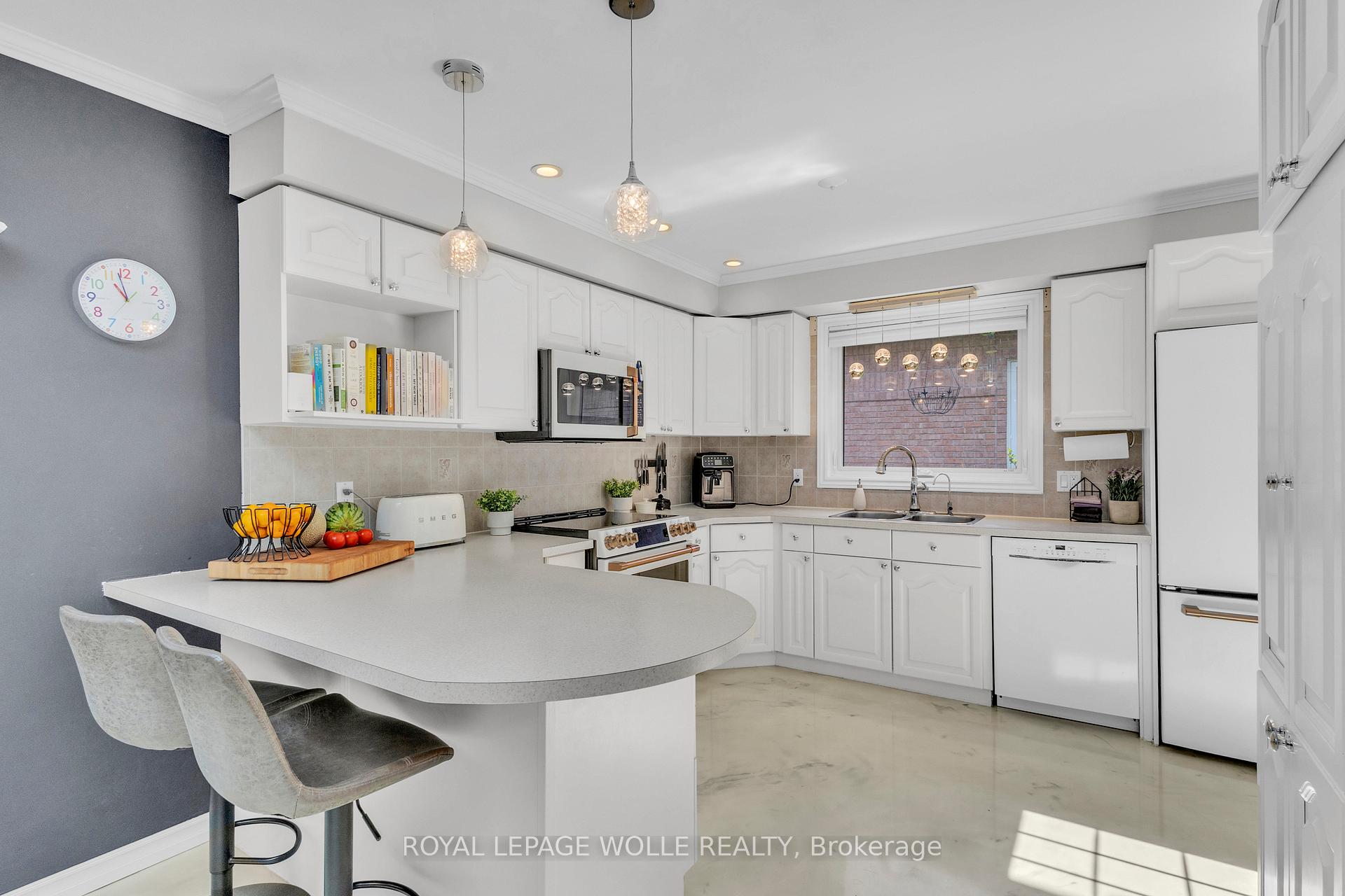 Photo 15 of 34 Daimler Drive, Kitchener — HOMEH