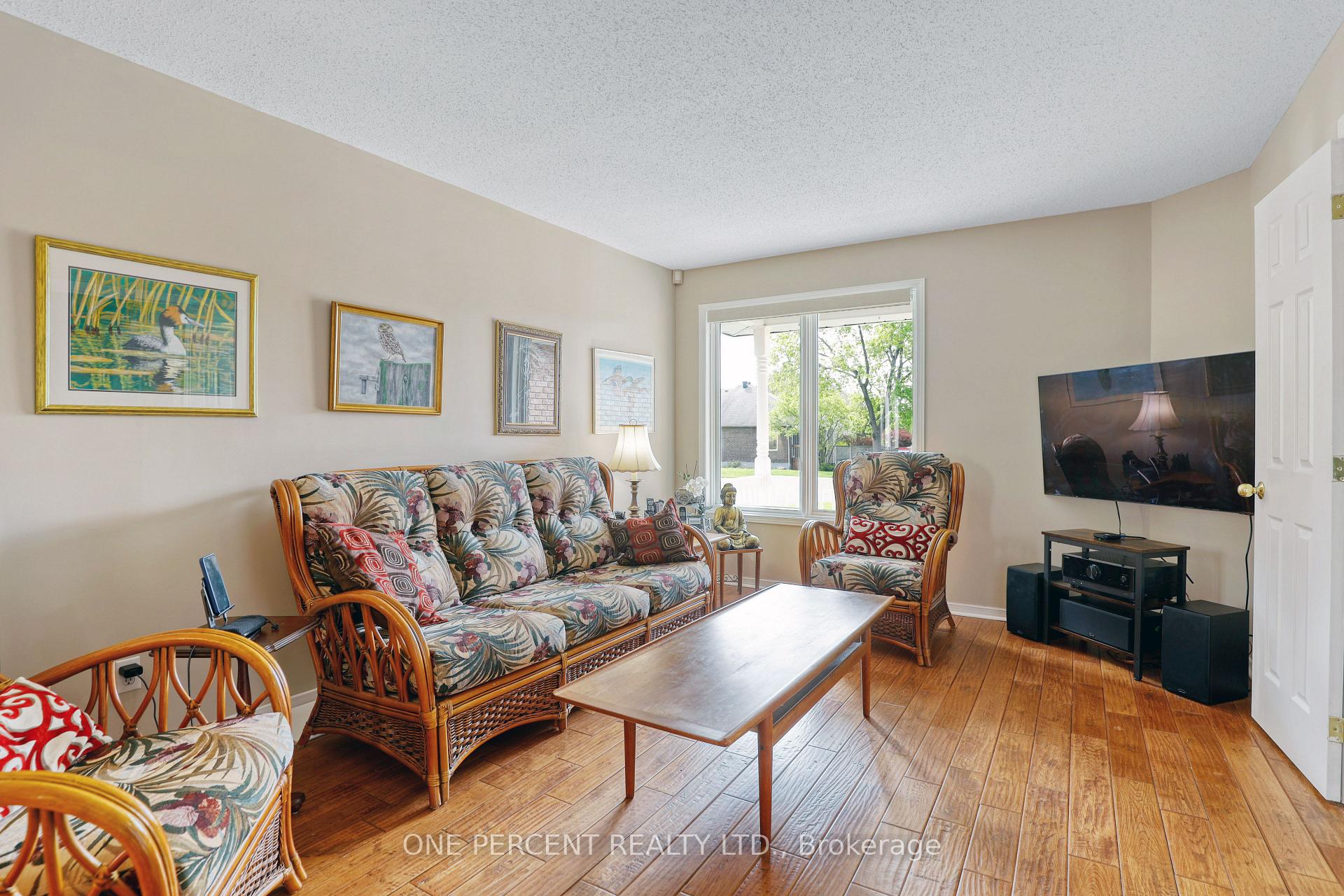 Photo 10 of 33 Shannondoe Crescent, Ottawa, Kanata - Bridlewood — HOMEH