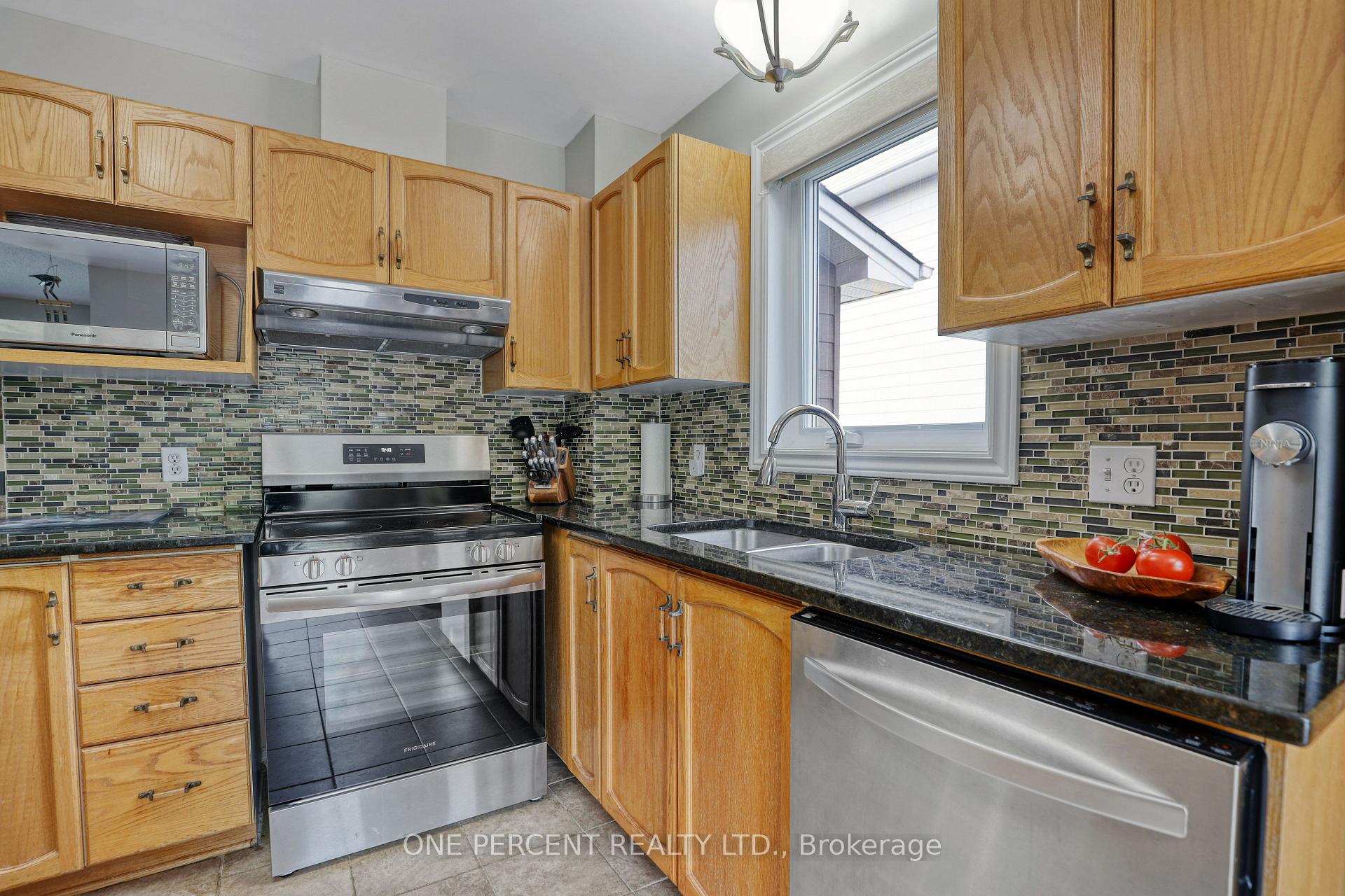Photo 17 of 33 Shannondoe Crescent, Ottawa, Kanata - Bridlewood — HOMEH