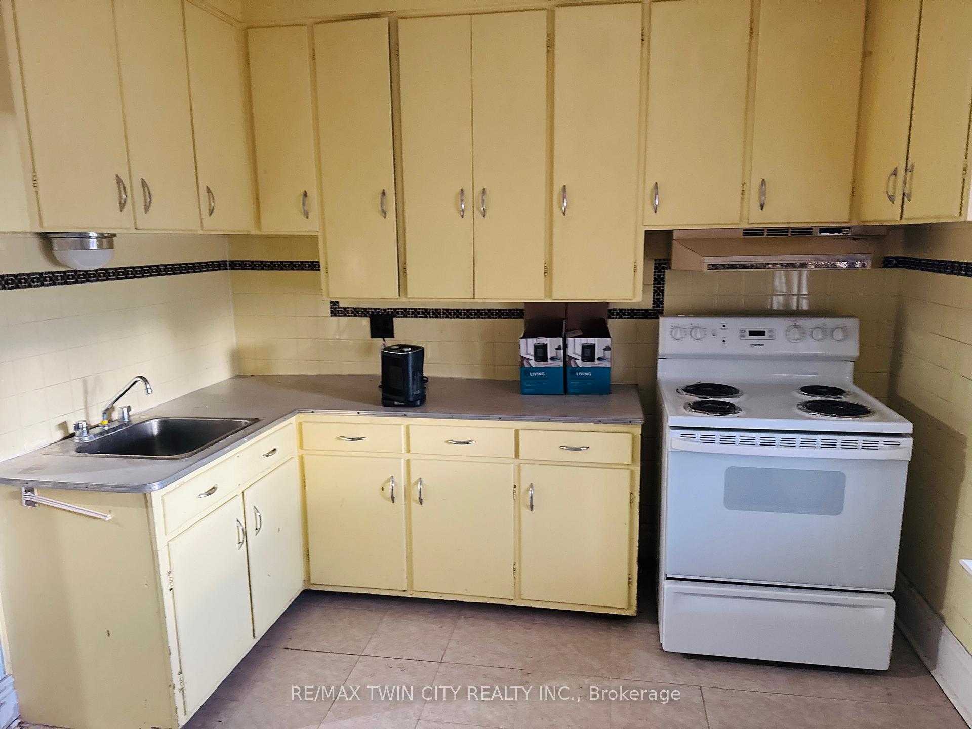 Photo 8 of 32 Simeon Street, Kitchener, Central Frederick — HOMEH