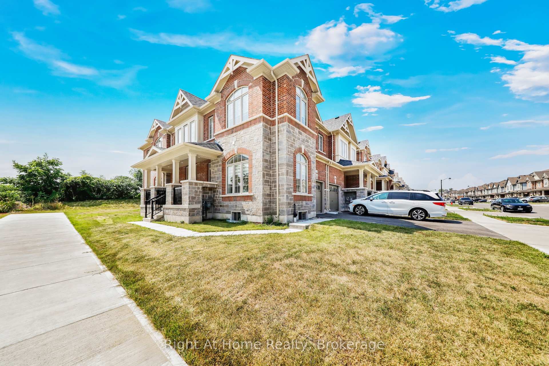 Photo 2 of 226 Broadacre Drive, Kitchener — HOMEH