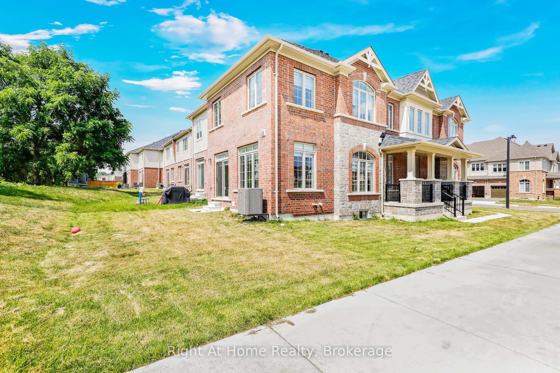 Photo 4 of 226 Broadacre Drive, Kitchener — HOMEH