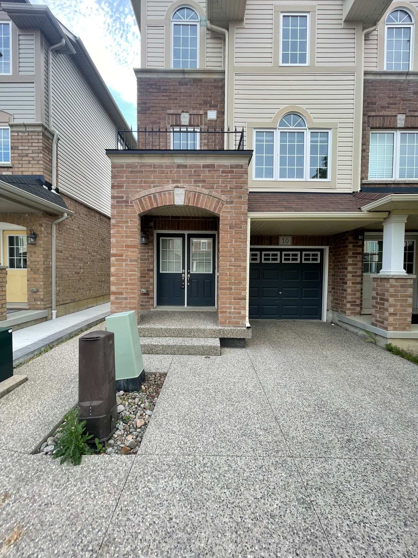Photo 2 of 10 England Terrace, Hamilton, Stoney Creek — HOMEH
