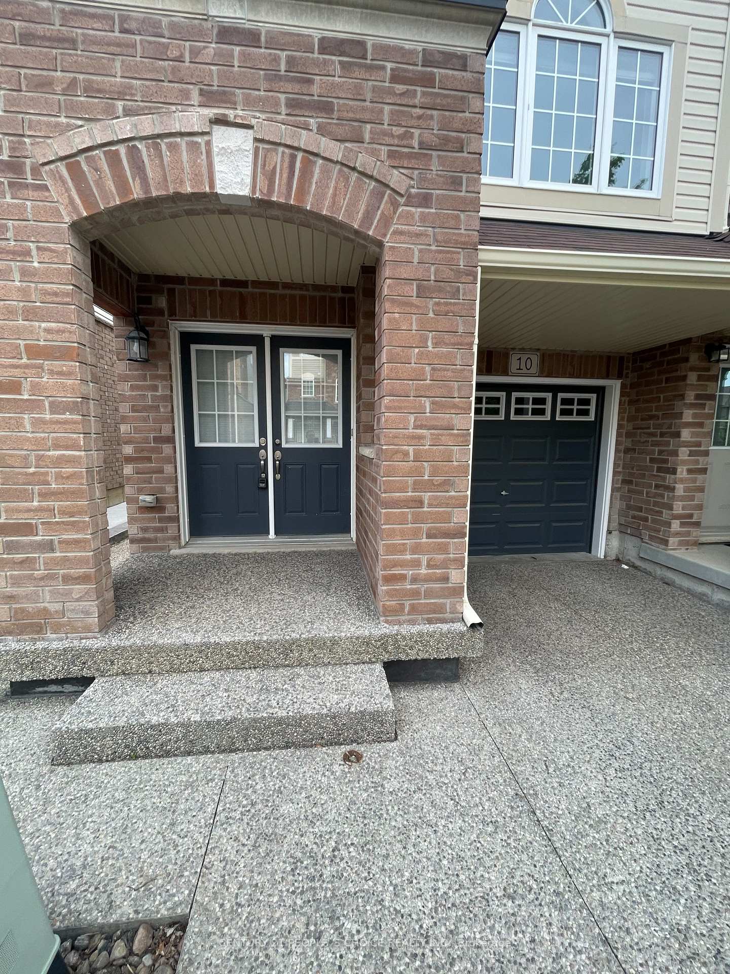 Photo 3 of 10 England Terrace, Hamilton, Stoney Creek — HOMEH