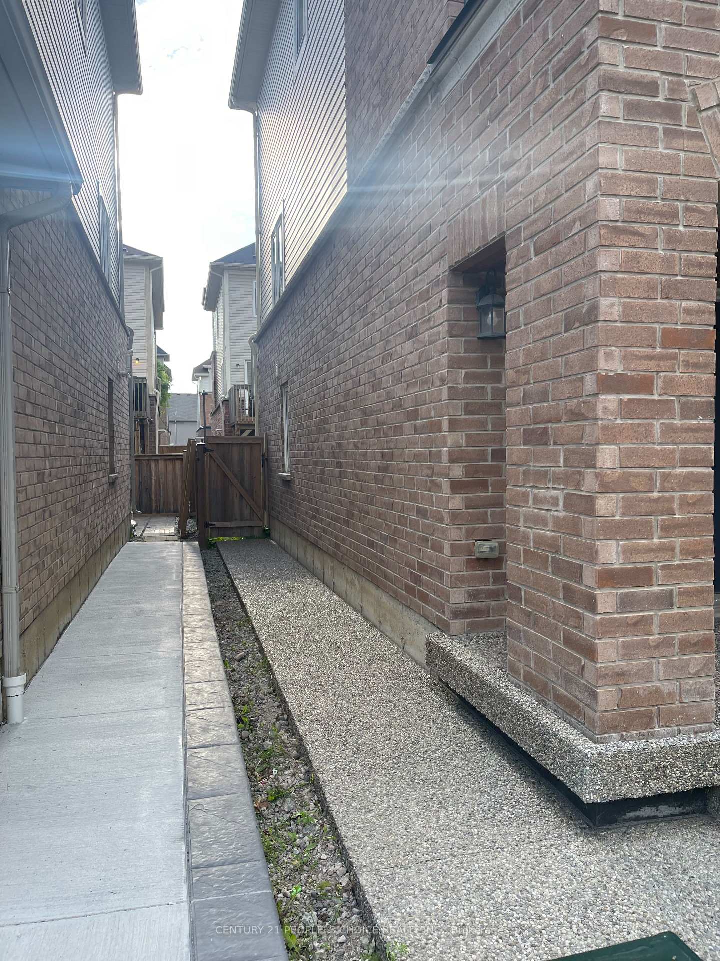 Photo 4 of 10 England Terrace, Hamilton, Stoney Creek — HOMEH