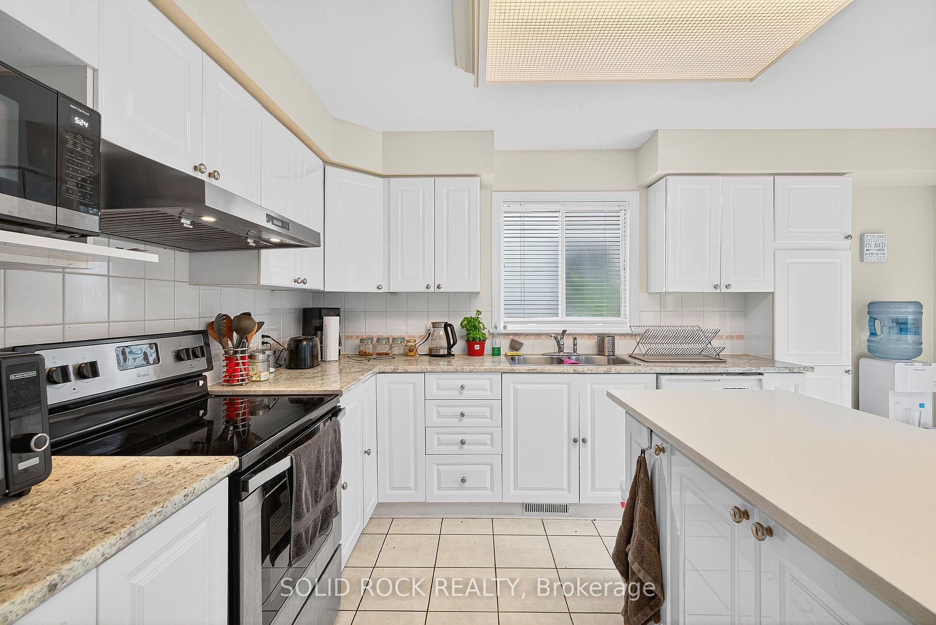 Photo 17 of 30 Kenins Crescent, Ottawa, Kanata - Kanata Lakes/Heritage Hills — HOMEH