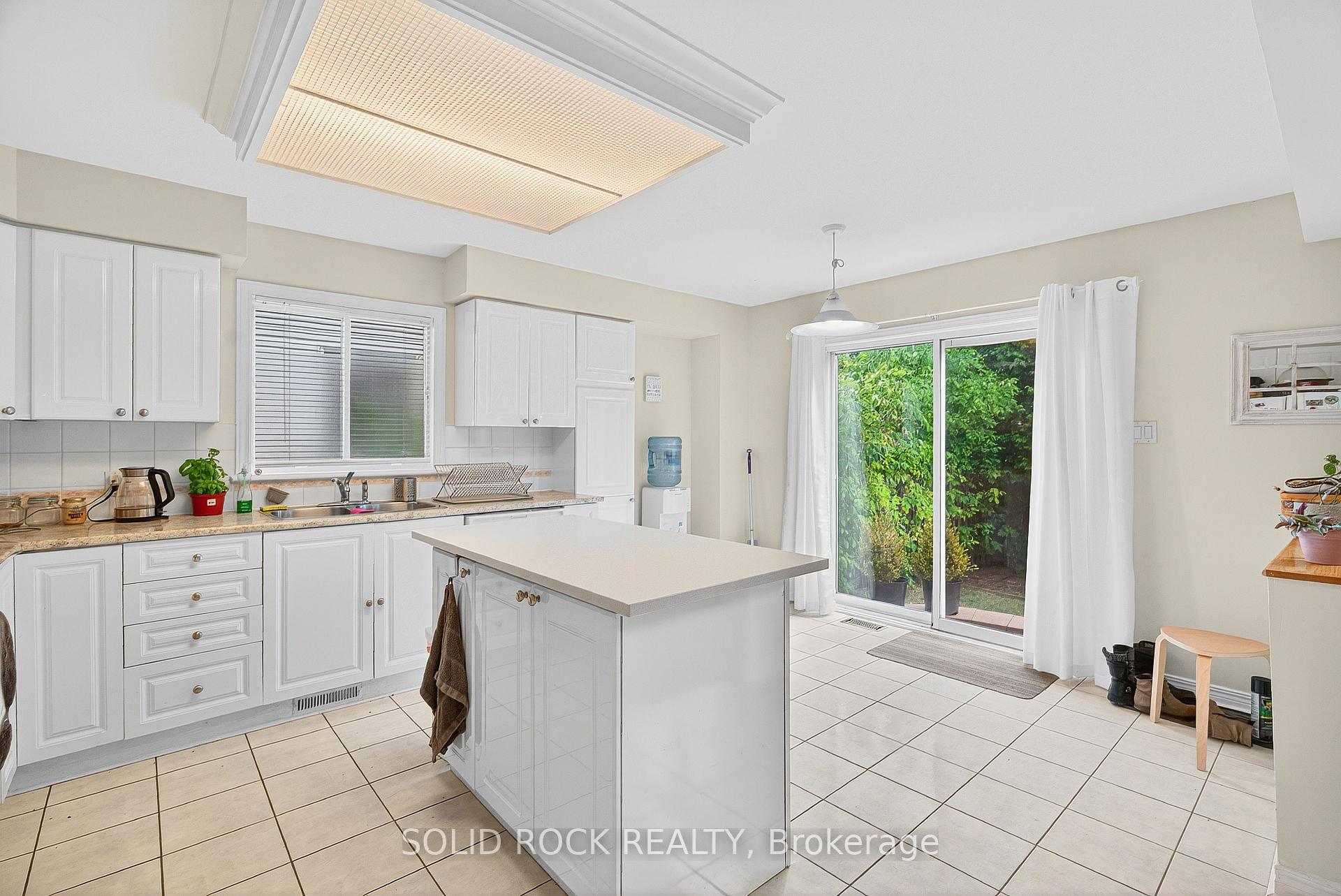 Photo 18 of 30 Kenins Crescent, Ottawa, Kanata - Kanata Lakes/Heritage Hills — HOMEH