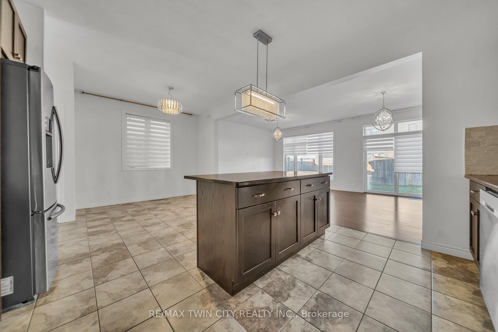 Photo 5 of 182 Eden Oak Trail, Kitchener — HOMEH