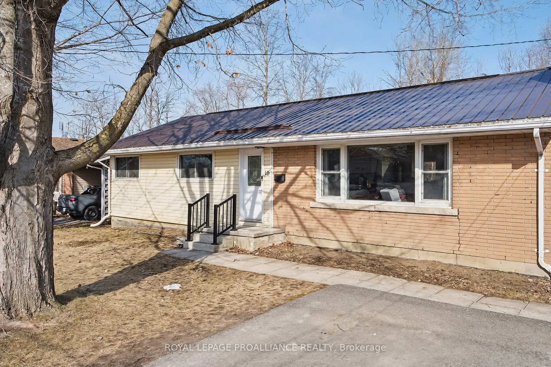 Photo 3 of 10 Duke Street, Brockville — HOMEH