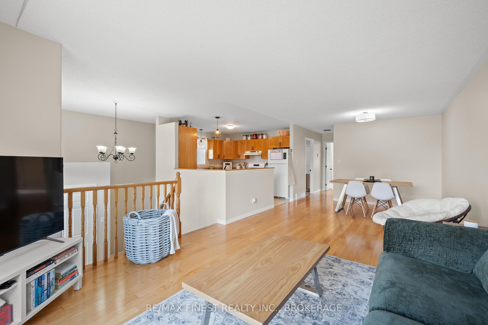 Photo 5 of 1032 Redwood Crescent, Kingston, City Northwest — HOMEH