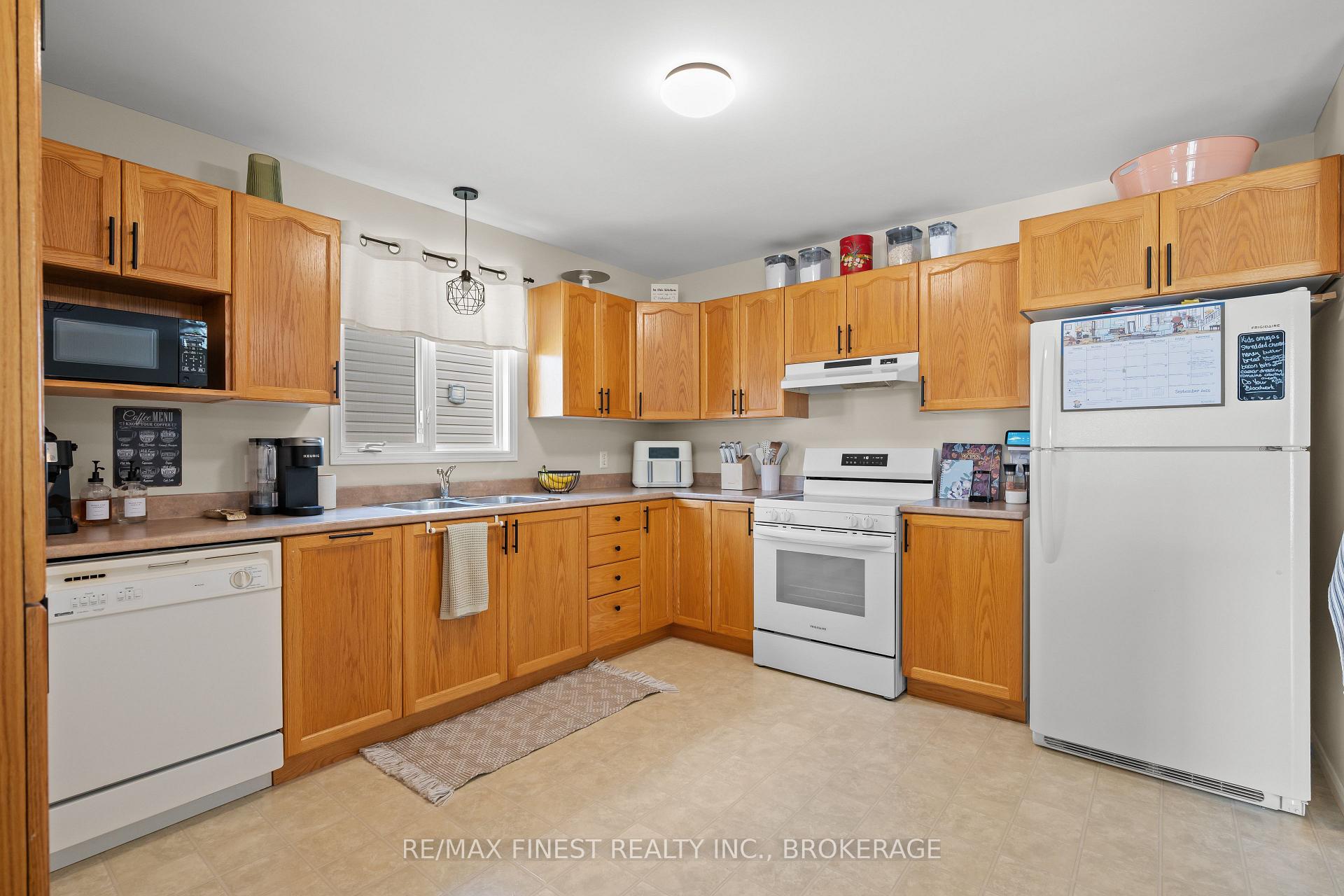 Photo 8 of 1032 Redwood Crescent, Kingston, City Northwest — HOMEH