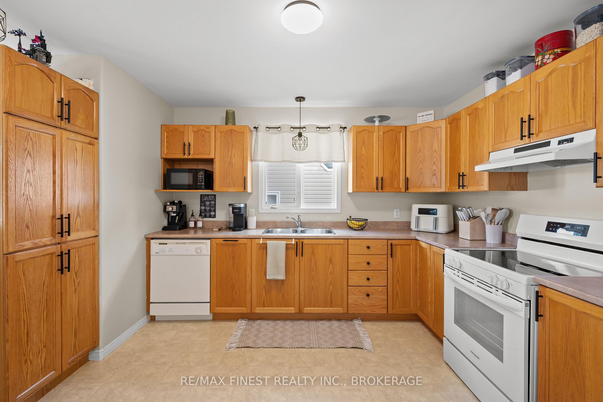 Photo 9 of 1032 Redwood Crescent, Kingston, City Northwest — HOMEH