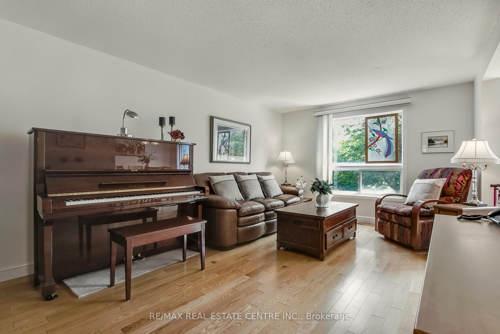 Photo 8 of 487 Westforest Trail, Kitchener — HOMEH