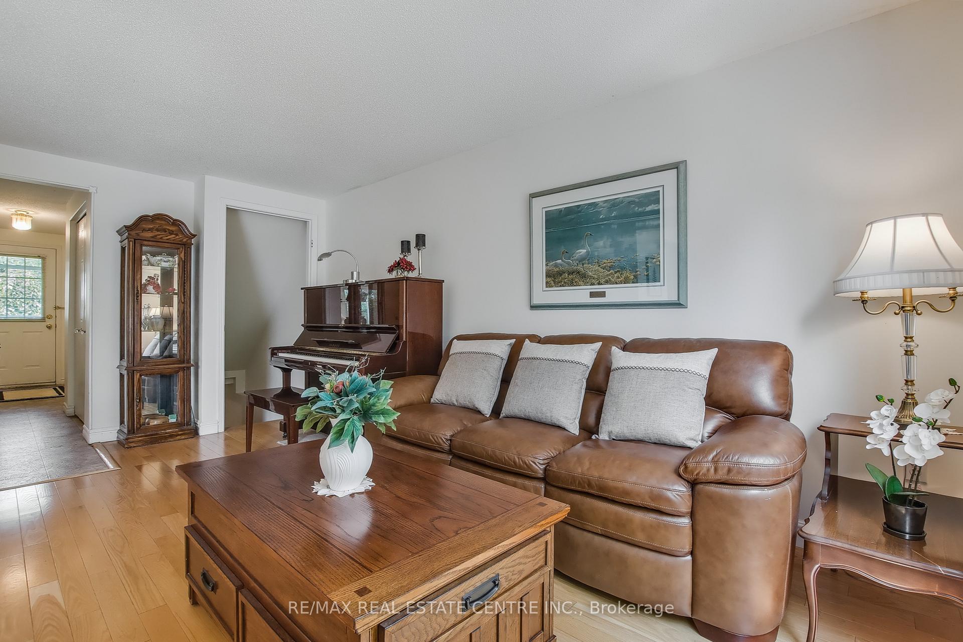 Photo 10 of 487 Westforest Trail, Kitchener — HOMEH