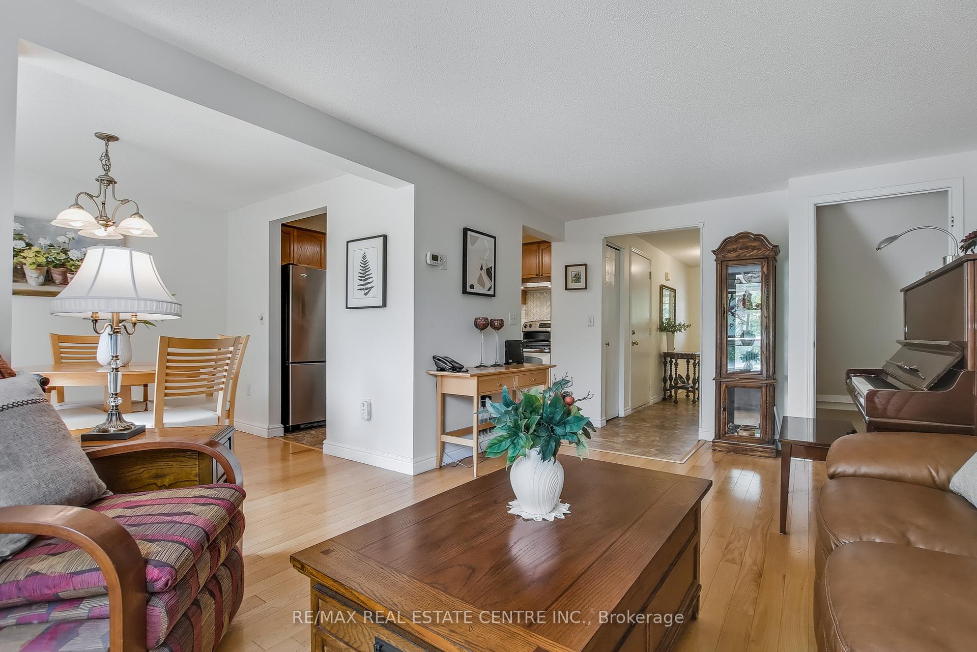 Photo 11 of 487 Westforest Trail, Kitchener — HOMEH