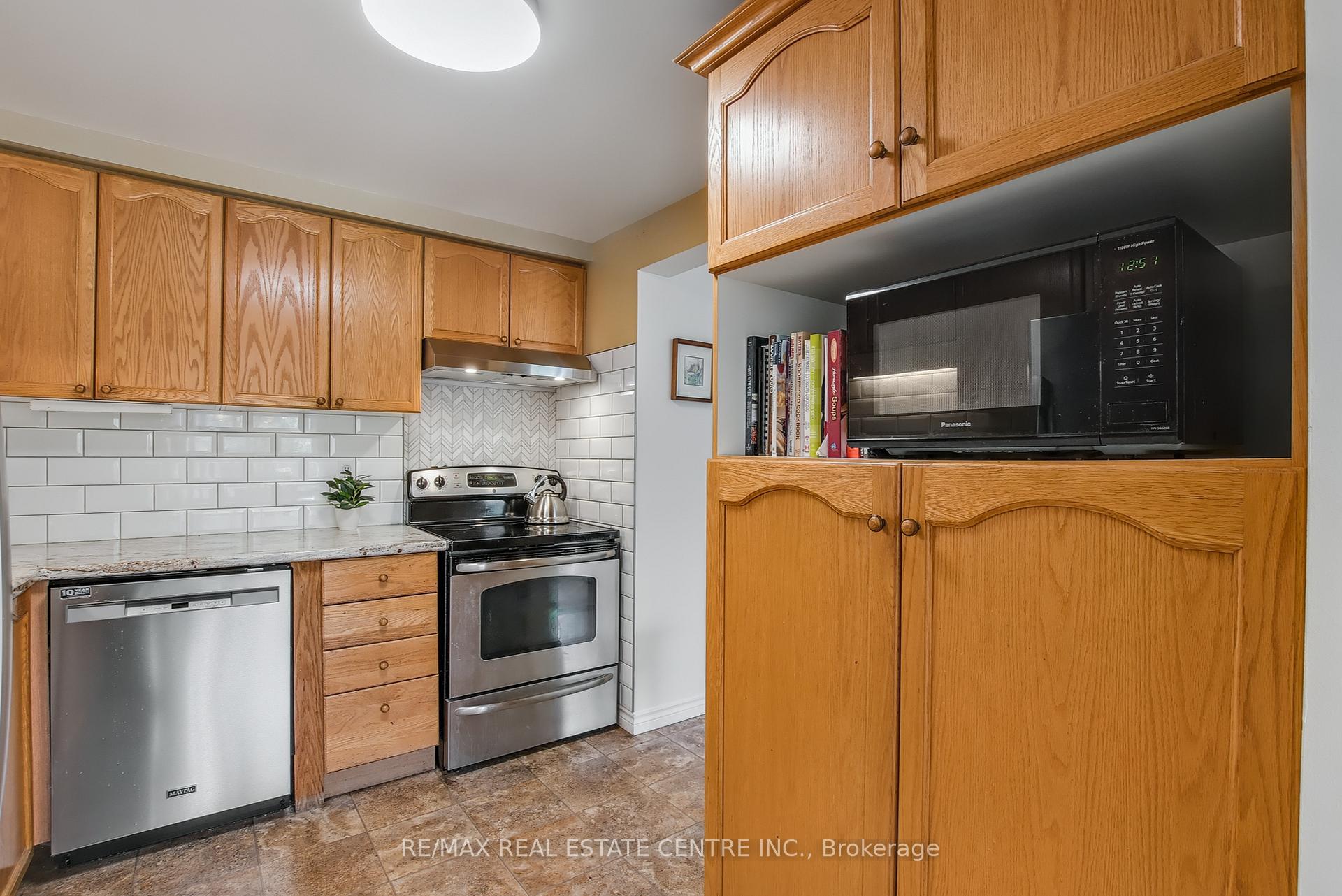 Photo 14 of 487 Westforest Trail, Kitchener — HOMEH