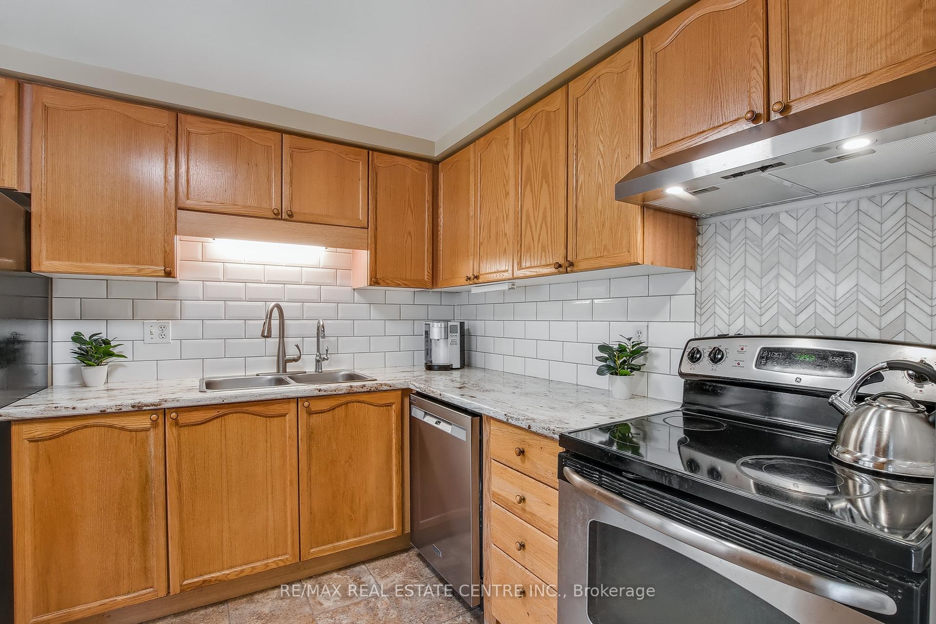 Photo 16 of 487 Westforest Trail, Kitchener — HOMEH