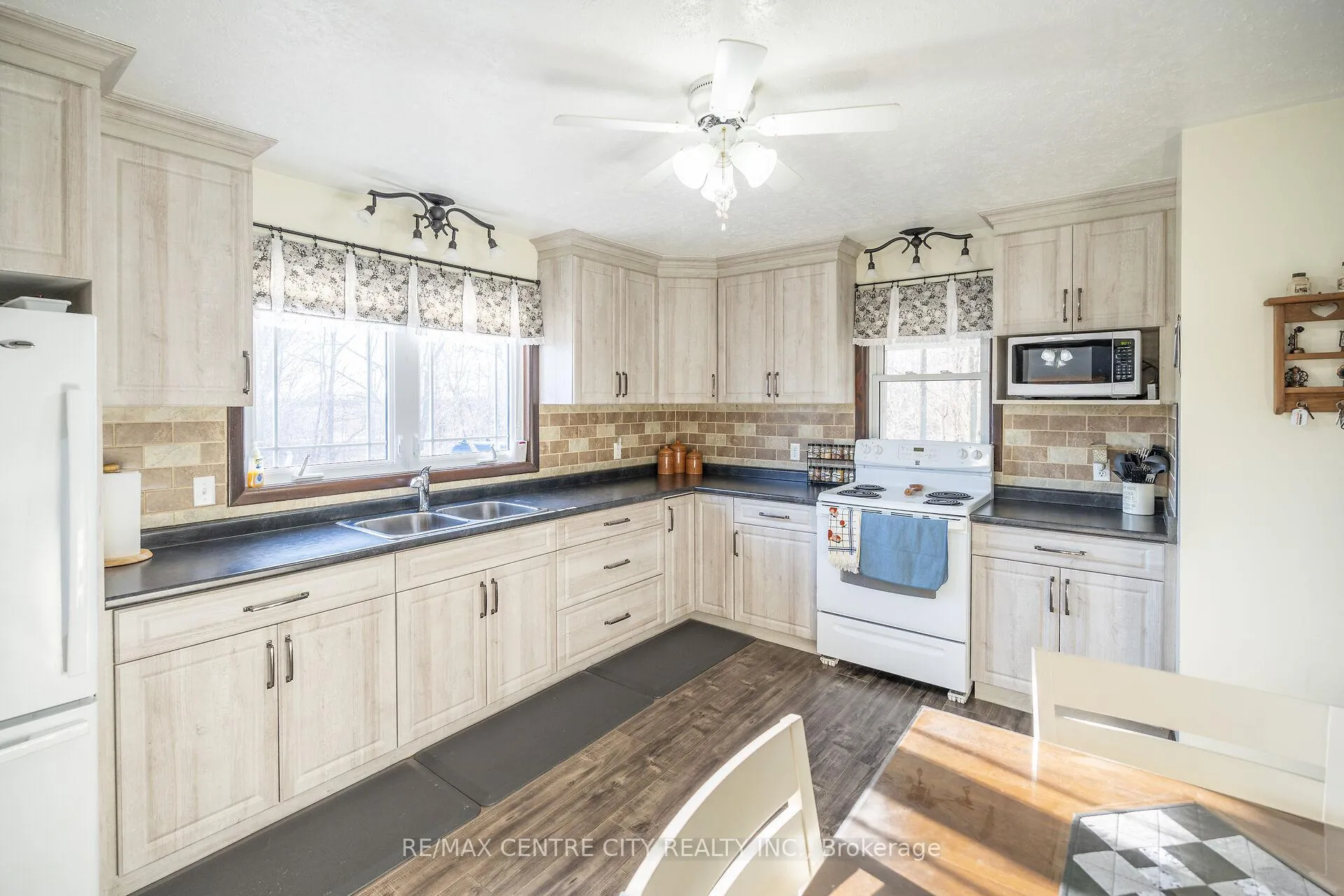 Photo 11 of 29712 Esterville Road, Chatham-Kent, Dresden — HOMEH