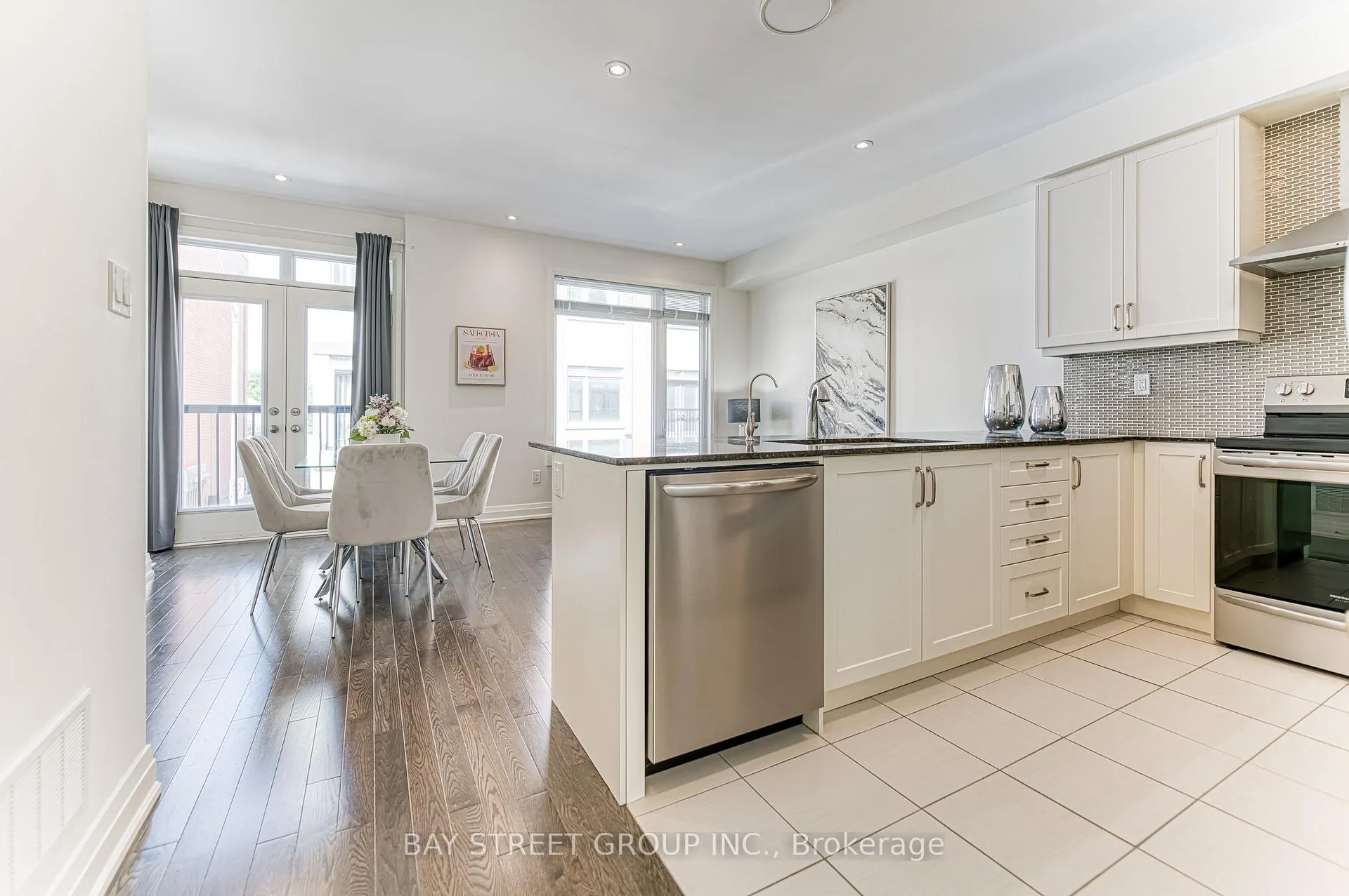 Photo 10 of 28 William Saville Street, Markham, Unionville — HOMEH