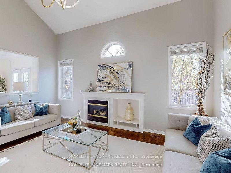 Photo 9 of 40 Belgrave Square, Markham, Berczy — HOMEH