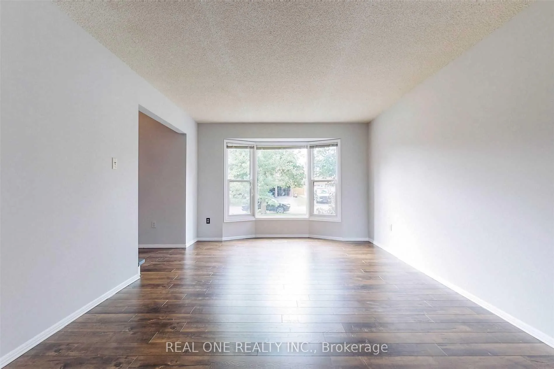 Photo 2 of 41 Meyer Circle, Markham, Markham Village — HOMEH