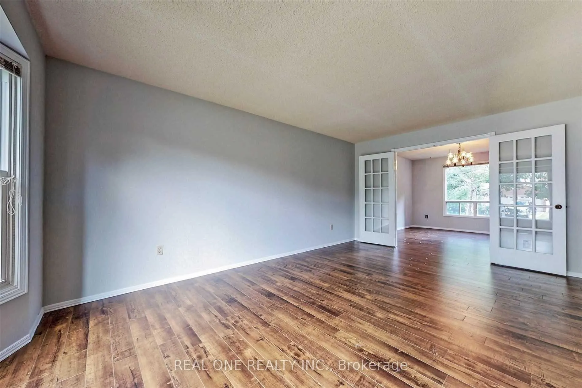 Photo 3 of 41 Meyer Circle, Markham, Markham Village — HOMEH