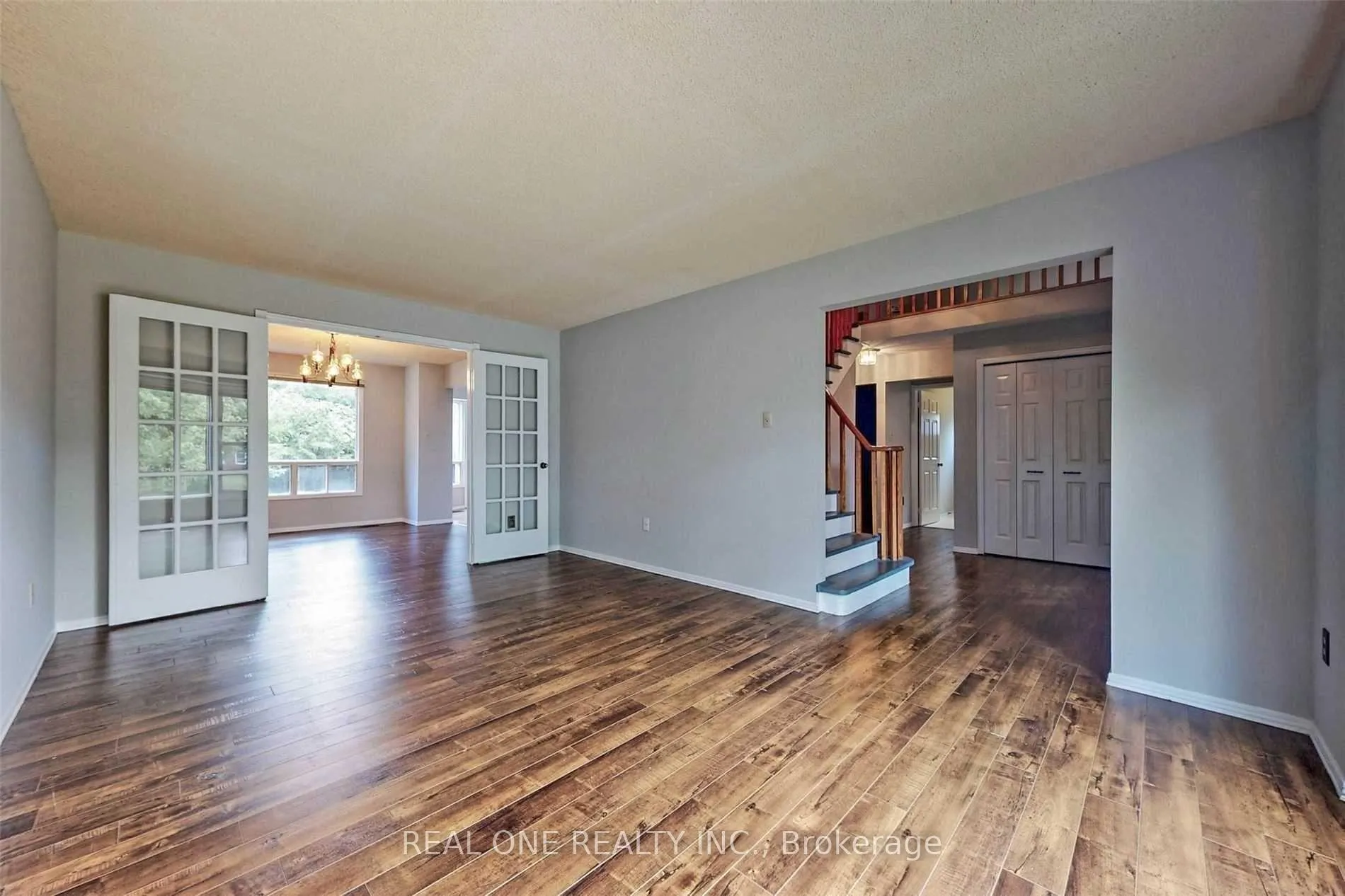 Photo 4 of 41 Meyer Circle, Markham, Markham Village — HOMEH