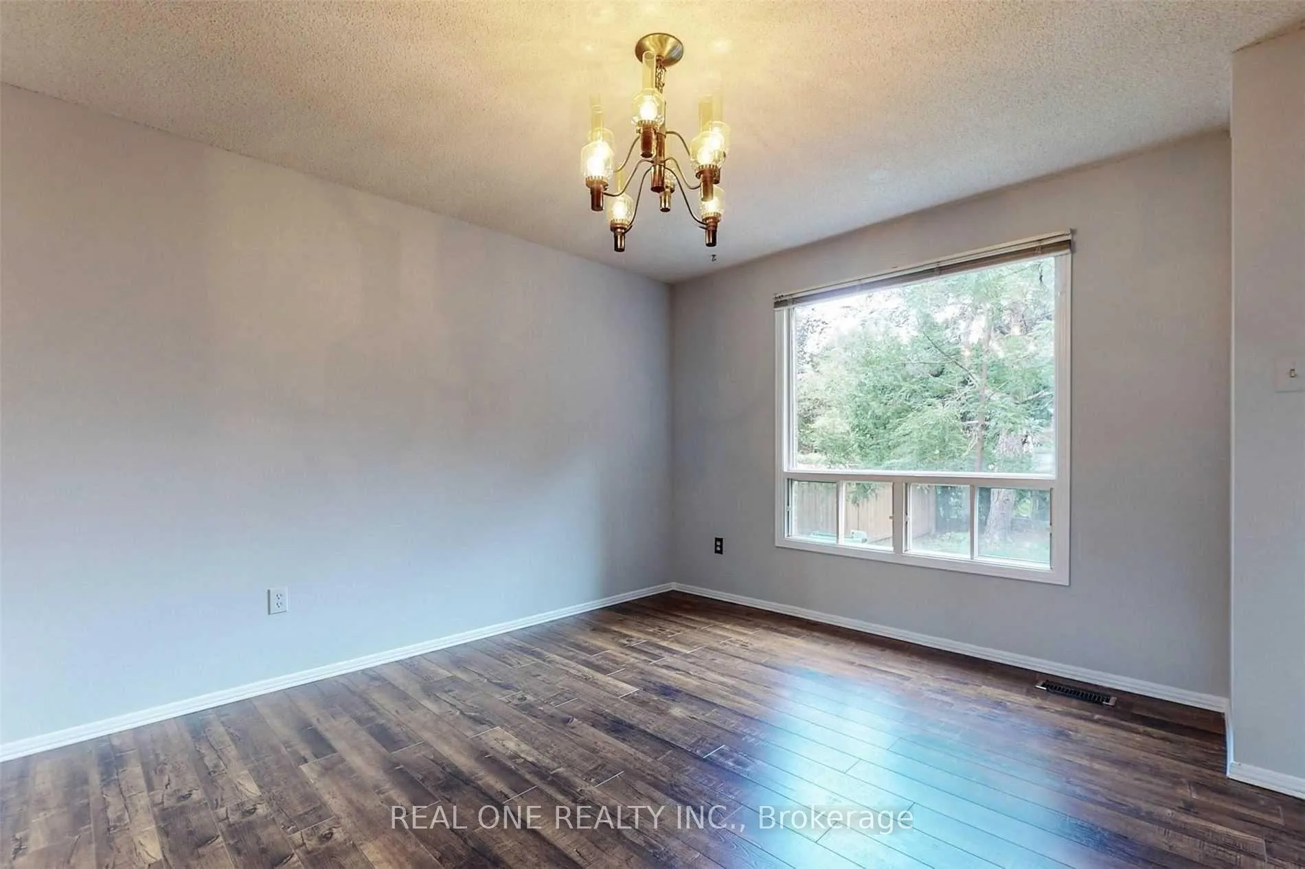 Photo 5 of 41 Meyer Circle, Markham, Markham Village — HOMEH