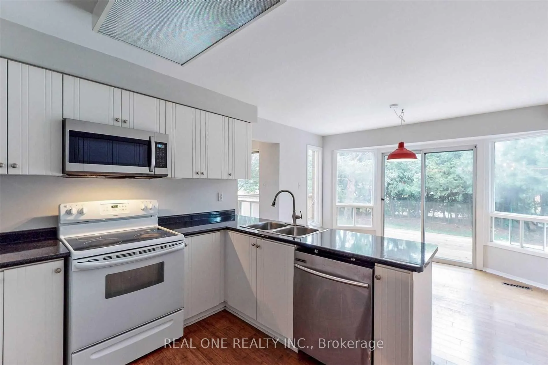 Photo 8 of 41 Meyer Circle, Markham, Markham Village — HOMEH