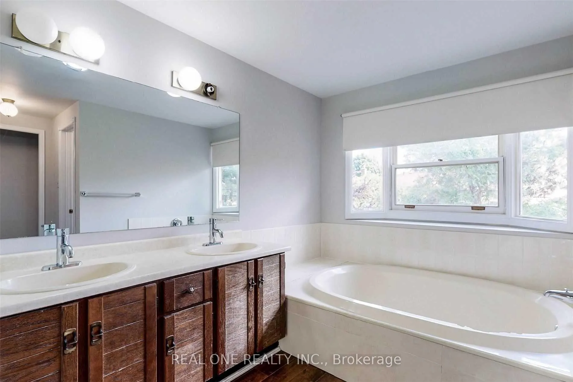 Photo 12 of 41 Meyer Circle, Markham, Markham Village — HOMEH