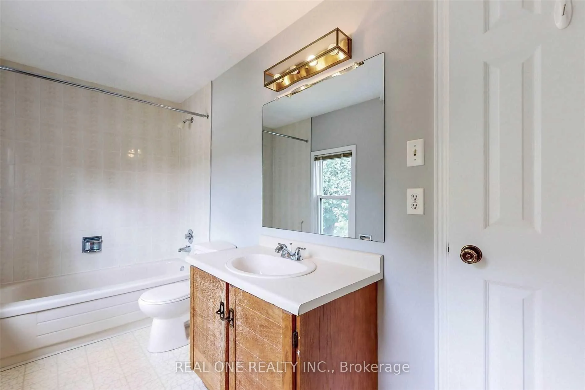 Photo 16 of 41 Meyer Circle, Markham, Markham Village — HOMEH
