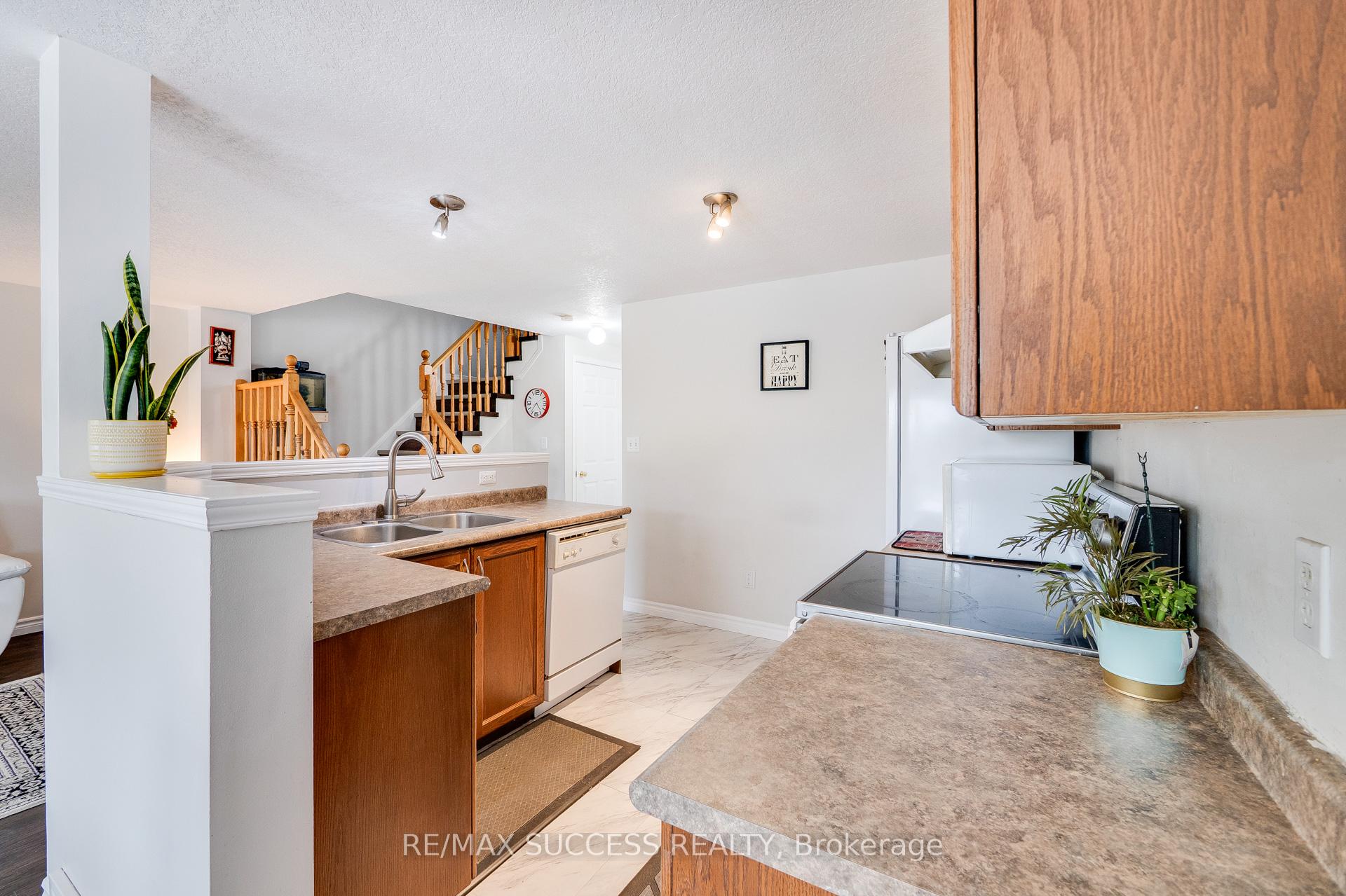 Photo 14 of 682 Activa Avenue, Kitchener — HOMEH