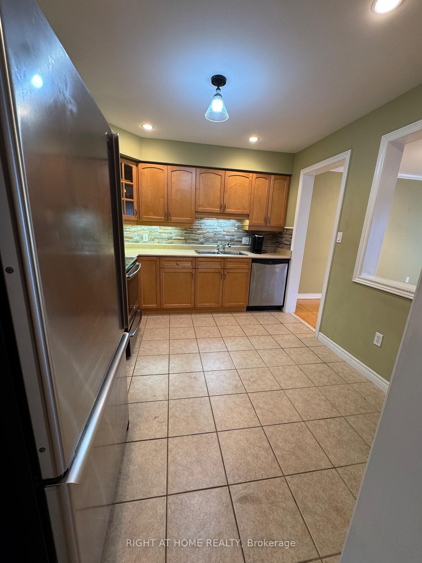 Photo 4 of 1125 Harrogate Drive, Hamilton, Meadowlands — HOMEH