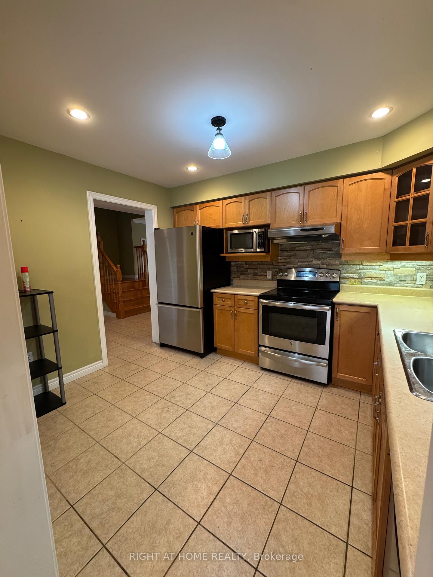 Photo 6 of 1125 Harrogate Drive, Hamilton, Meadowlands — HOMEH