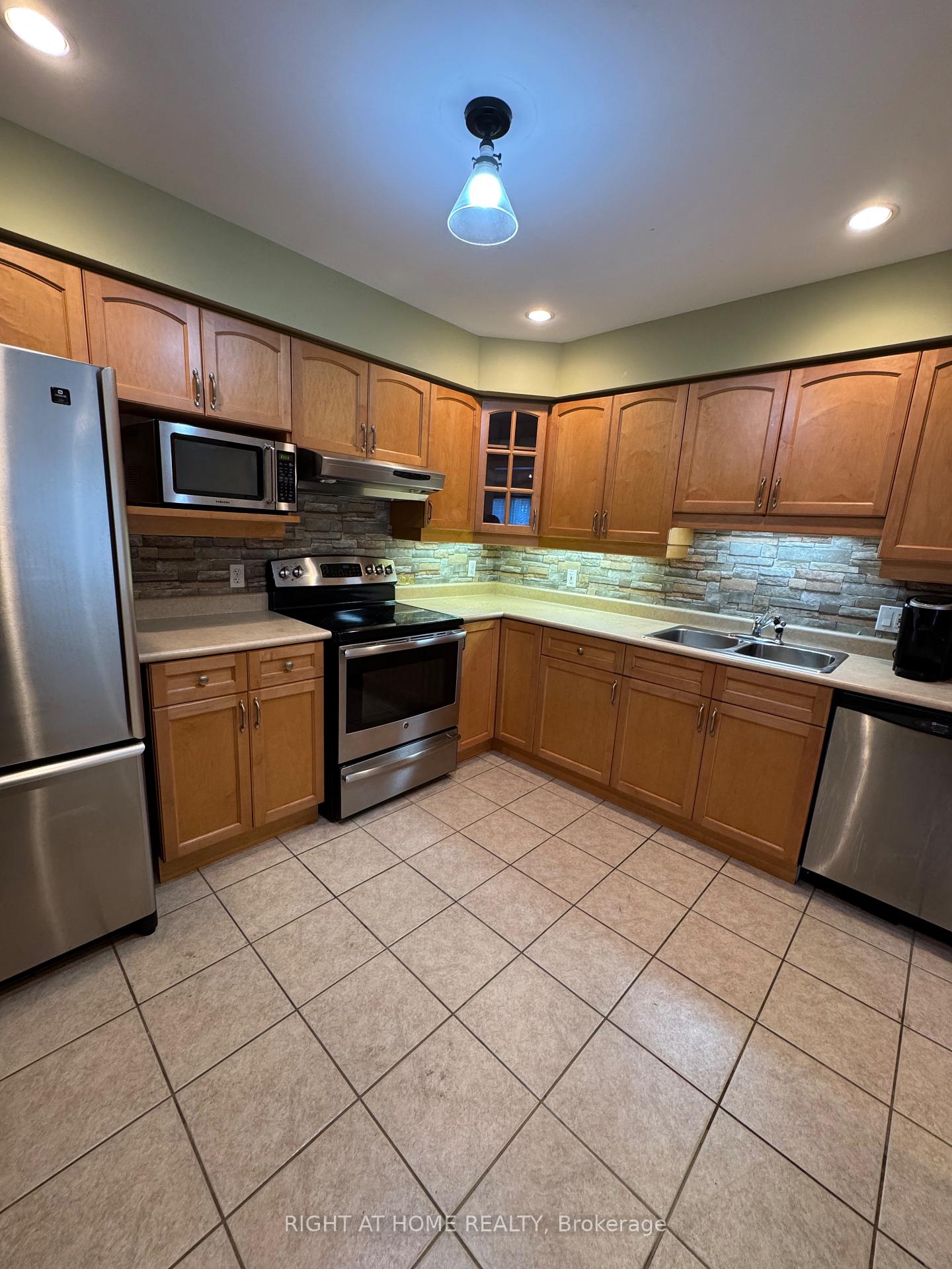 Photo 7 of 1125 Harrogate Drive, Hamilton, Meadowlands — HOMEH