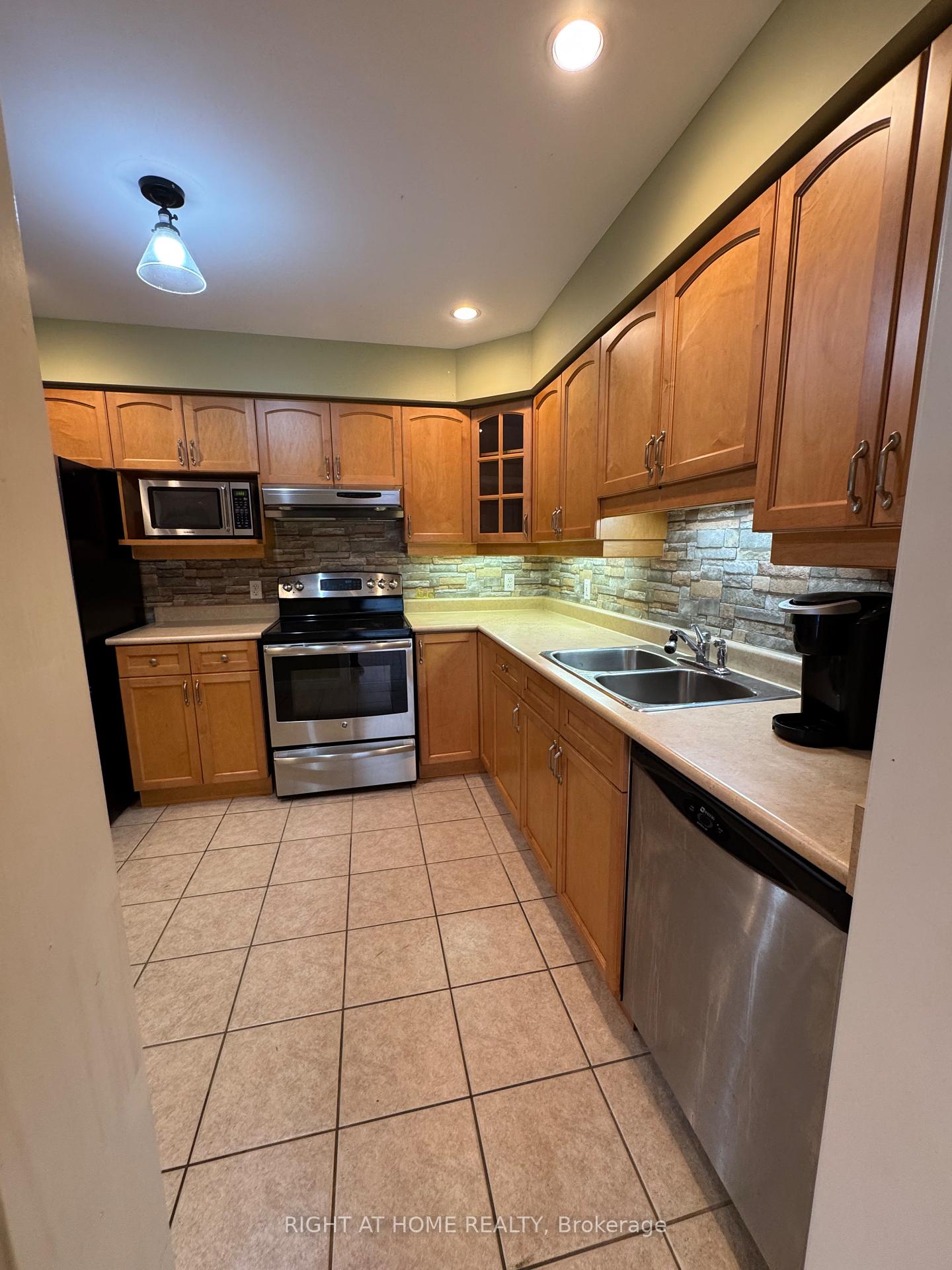Photo 8 of 1125 Harrogate Drive, Hamilton, Meadowlands — HOMEH