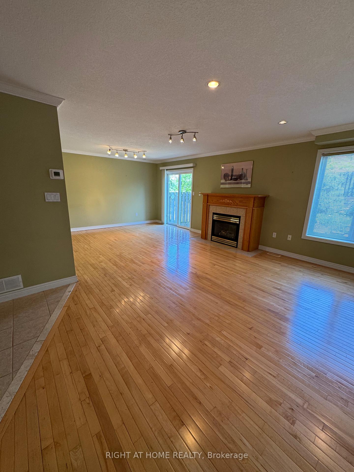 Photo 10 of 1125 Harrogate Drive, Hamilton, Meadowlands — HOMEH