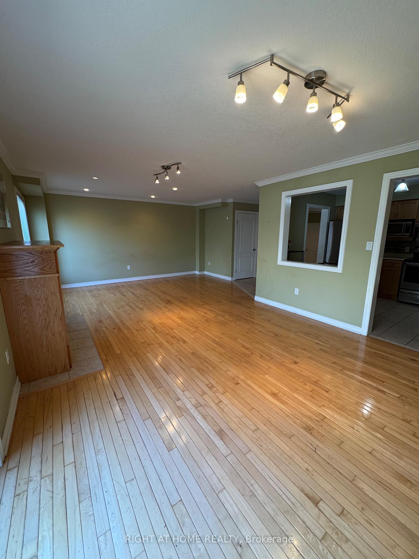Photo 11 of 1125 Harrogate Drive, Hamilton, Meadowlands — HOMEH