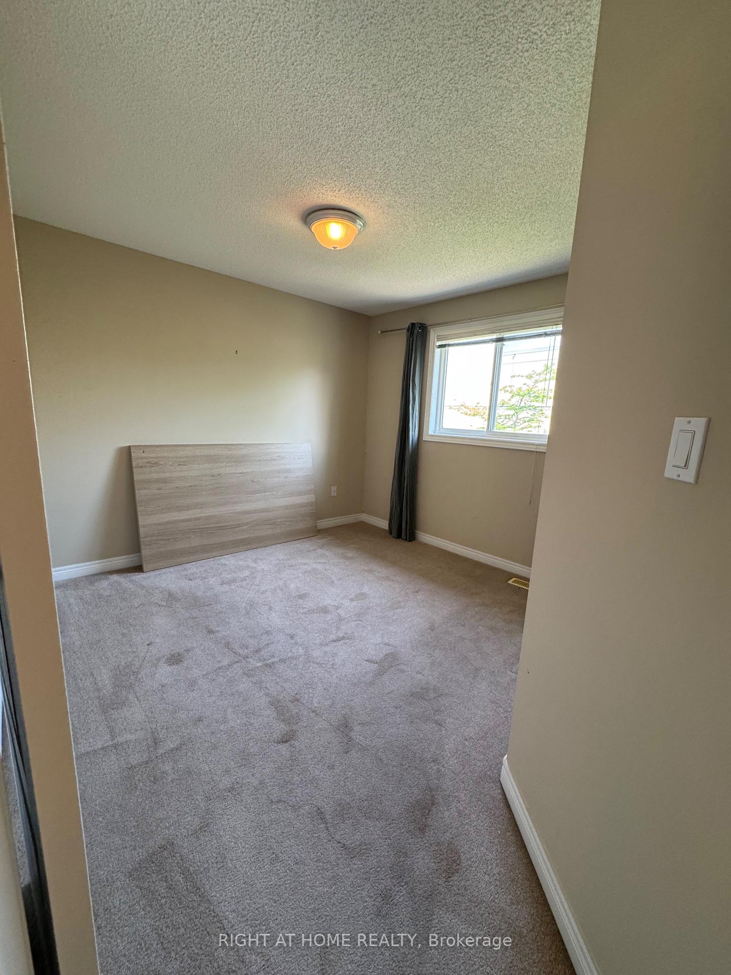 Photo 13 of 1125 Harrogate Drive, Hamilton, Meadowlands — HOMEH