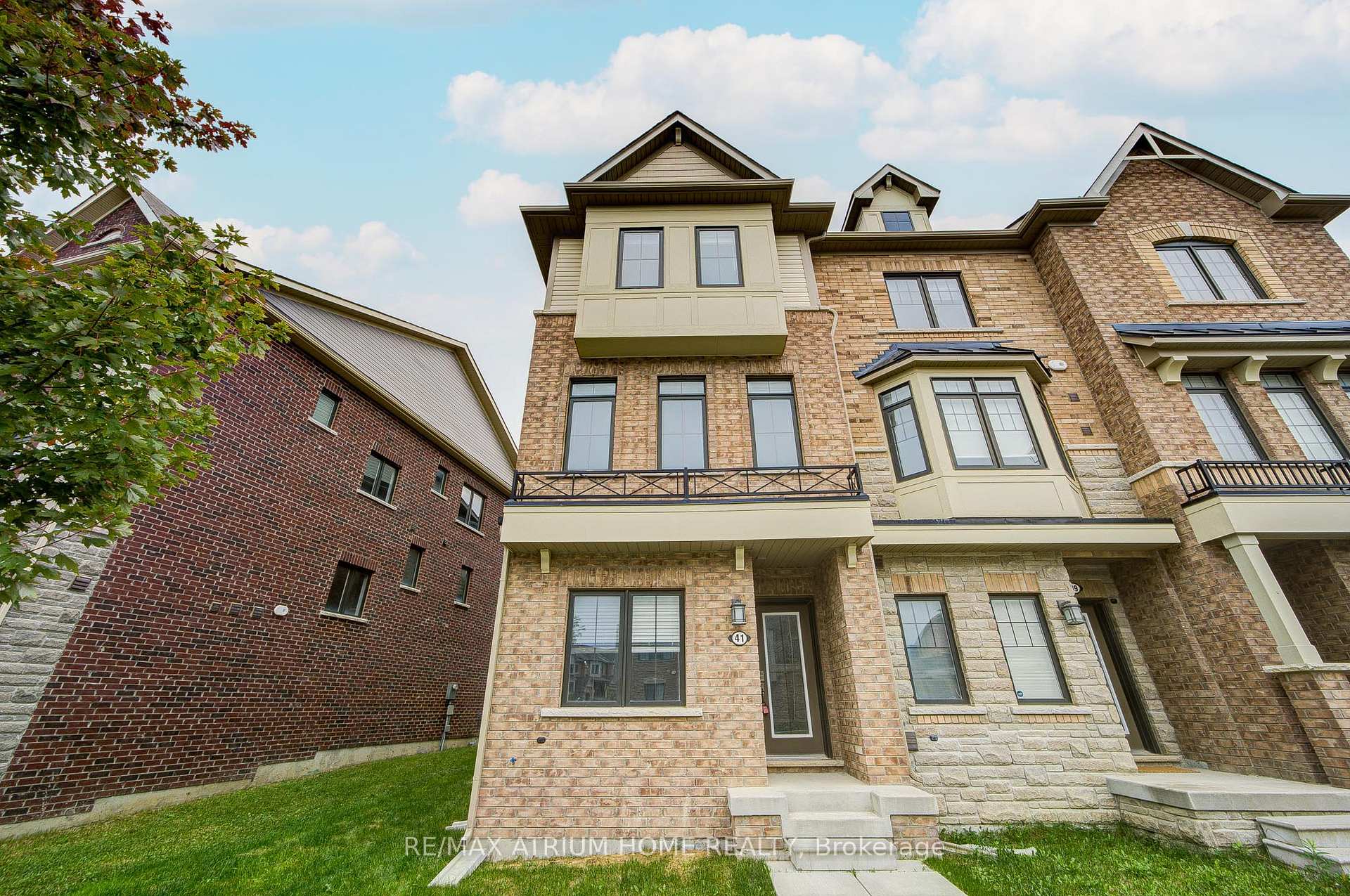 Photo 3 of 41 George Peach Avenue, Markham, Victoria Square — HOMEH