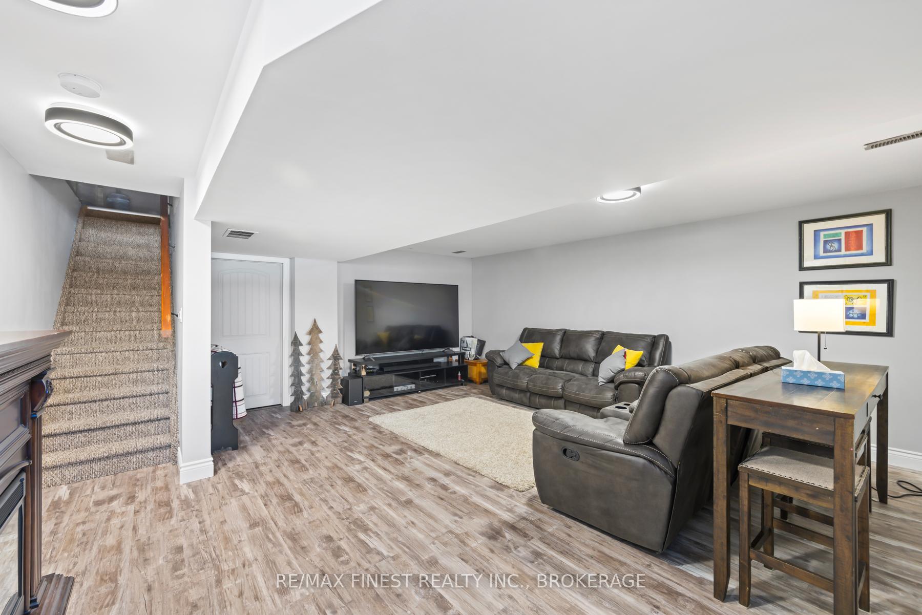 Photo 14 of 24 Amherst Drive, Loyalist, Amherstview — HOMEH