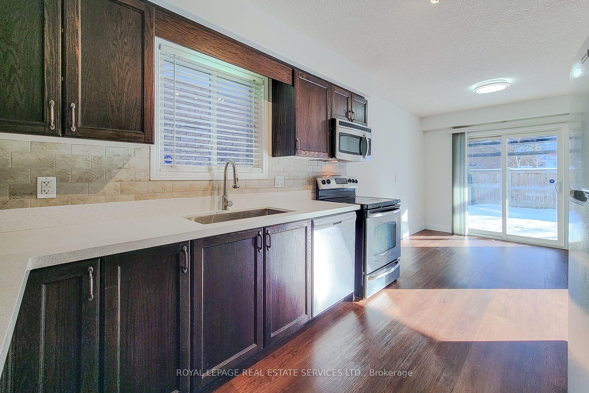 Photo 10 of 381 Parkvale Drive, Kitchener, Huron Park — HOMEH